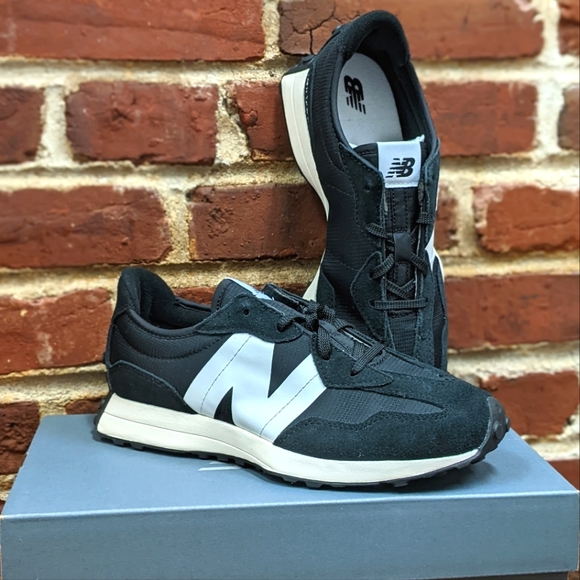⚡SOLD⚡NWB New Balance 327 in Black + White (Wmn's 8/Kids 6.5) - Picture 1 of 9